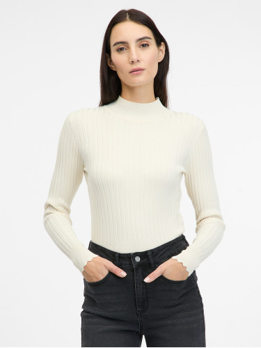 Свитер женский в рубчик и воротником стойкого кремового цвета.